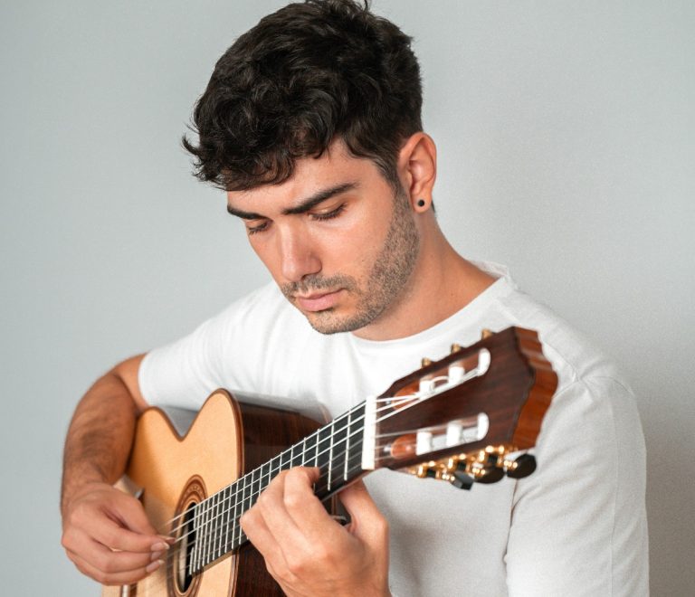 ΔΗΜΗΤΡΗΣ ΣΟΥΚΑΡΑΣ || O κλασικός κιθαρίστας στα On Location Video του Omni Foundation of Performing Arts