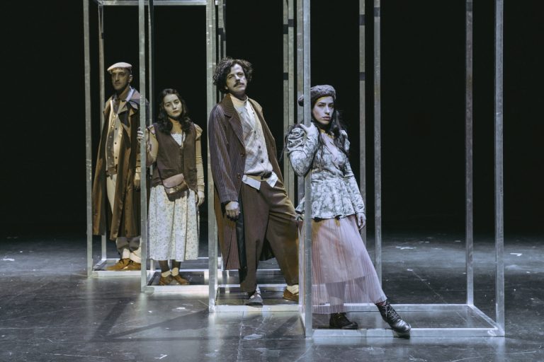 Κεντρική Σκηνή Ο καλός άνθρωπος του Σε Τσουάν του Μπέρτολτ Μπρεχτ ●Παραστάσεις από 16 Φεβρουαρίου 2024● ▪Έναρξη Προπώλησης 30 Ιανουαρίου 2024▪