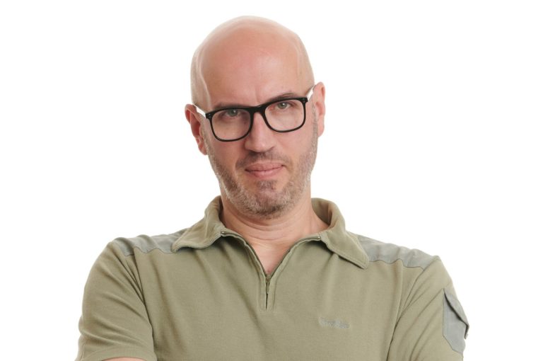 Ο Δημήτρης Δημόπουλος επιστρέφει στη Κύπρο με την νέα του stand-up comedy παράσταση!