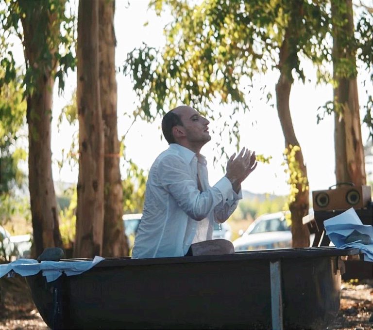 Ο Σταύρος Ξ Πέτρου μυεί το Πανεπιστήμιο Κύπρου στην performance art