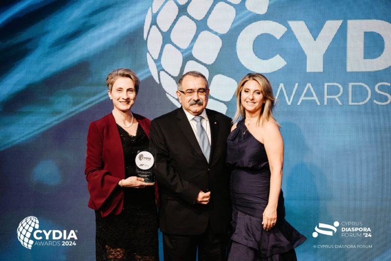 Νικητής του Βραβείου «Συνεισφορά στην Κοινωνία» – απονέμεται στον John Christodoulou και το Yianis Christodoulou Foundation, στο Cyprus Diaspora Forum στη Λεμεσό