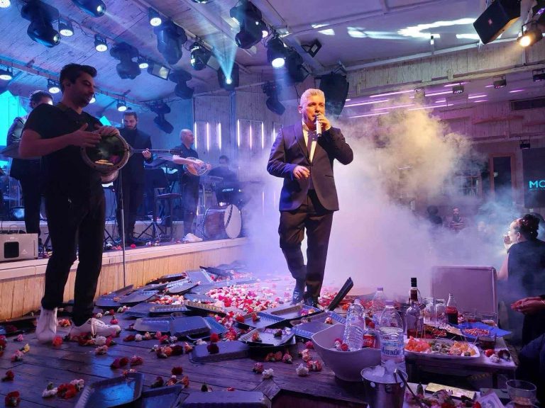 Δημήτρης Γιώτης: Το αντίο και το δημόσιο ευχαριστώ του τραγουδιστή στο κοινό της Θεσσαλονίκης