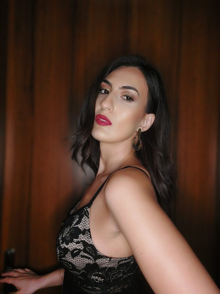 Κατερίνα Χατζησταματίου: Mας συστήνεται και μας ξεσηκώνει μέσα από το πρώτο της medley