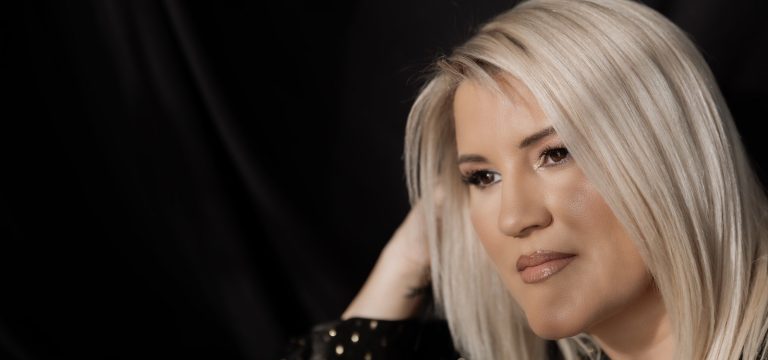 «Θα γίνω ο άγγελός σου»: Η Έλενα Σέιντο συστήνεται στο κοινό με το πρώτο της single
