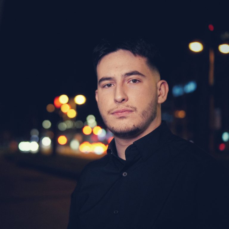 Ο 17χρονος ομογενής από τη Στουτγκάρδη, Μάριος Τσιλιγιάννης που ξεσηκώνει τους Έλληνες της Γερμανίας με τη γνήσια λαϊκή φωνή του!