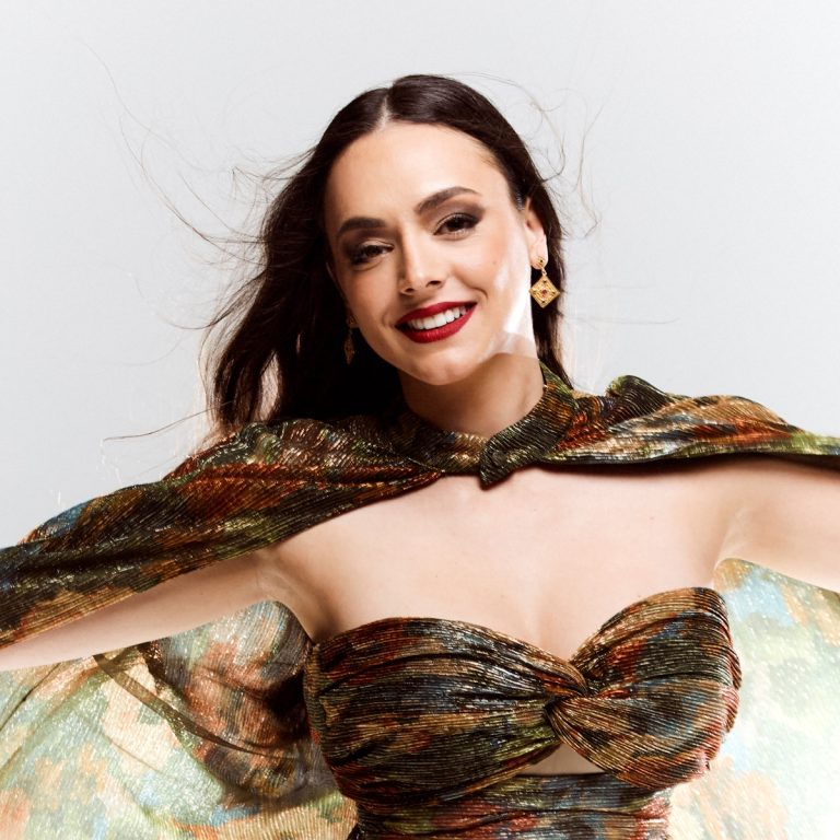 Ερήνη: Η φωνή που πρέπει να ακούσεις, με επιρροές από την Ελληνική παραδοσιακή μουσική, τη σύγχρονη και τη τζαζ.