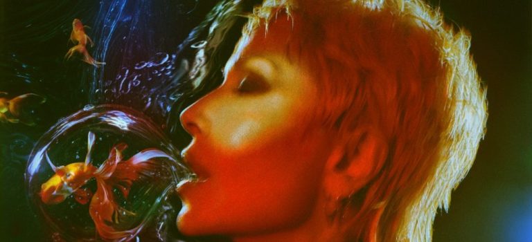 ΑΝΝΑ ΒΙΣΣΗ – «ΧΡΥΣΟΨΑΡΑ»: ΜΑΘΕ ΤΑ ΠΑΝΤΑ ΓΙΑ ΤΟ ΝΕΟ ΤΗΣ ΤΡΑΓΟΥΔΙ