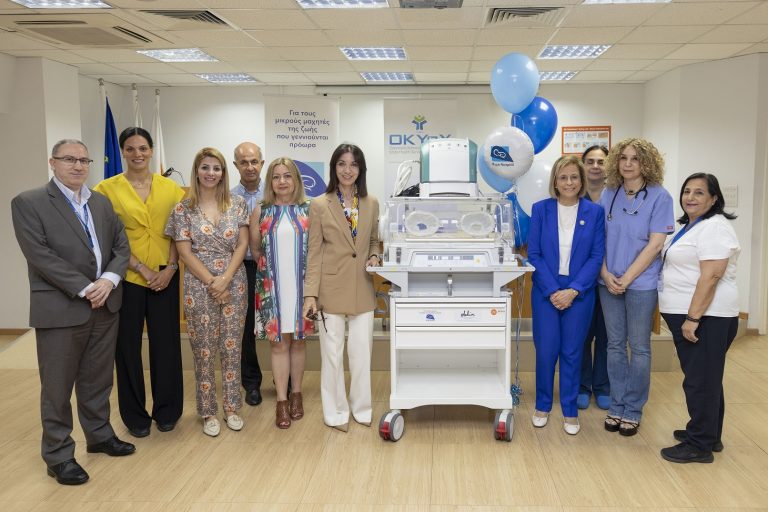 Ο Sir Stelios δίπλα στα Μωρά Θαύματα με μια υπερσύγχρονη Θερμοκοιτίδα Μεταφοράς Μια από τις σημαντικότερες δωρεές του Συνδέσμου Μωρά Θαύματα