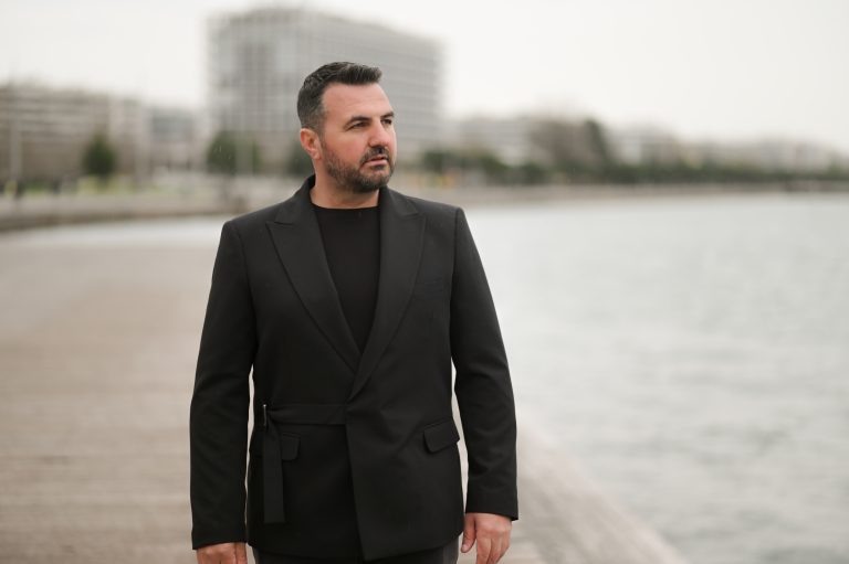 «Μην ξαναρθείς στη Σαλονίκη»: Με την υπογραφή του Γιώργου Μουκίδη το νέο τραγούδι του Λορέντζου Γκρέτσα