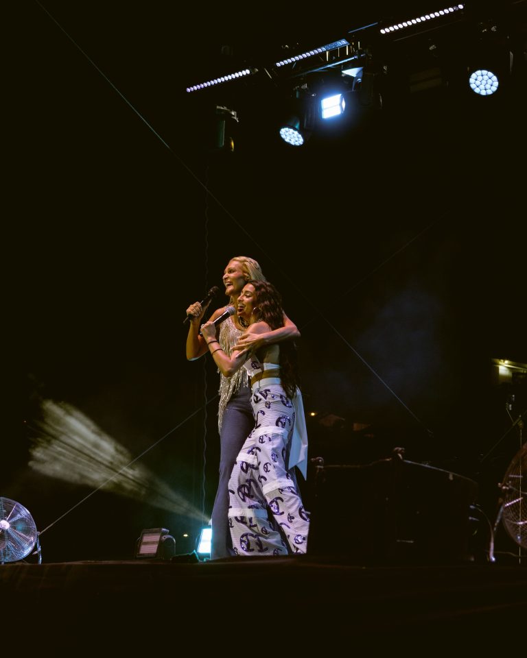 Ένα μεγάλο πάρτι στη Χίο με τη Νατάσα Θεοδωρίδου: Πάνω από 7.000 αποθέωσαν τη σπουδαία λαϊκή τραγουδίστρια – Εντυπωσίασε και η Αναστασία