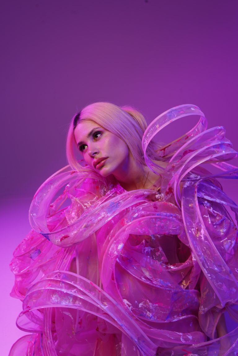 Mikay  Η ανερχόμενη Ελληνίδα pop star της Gen Z