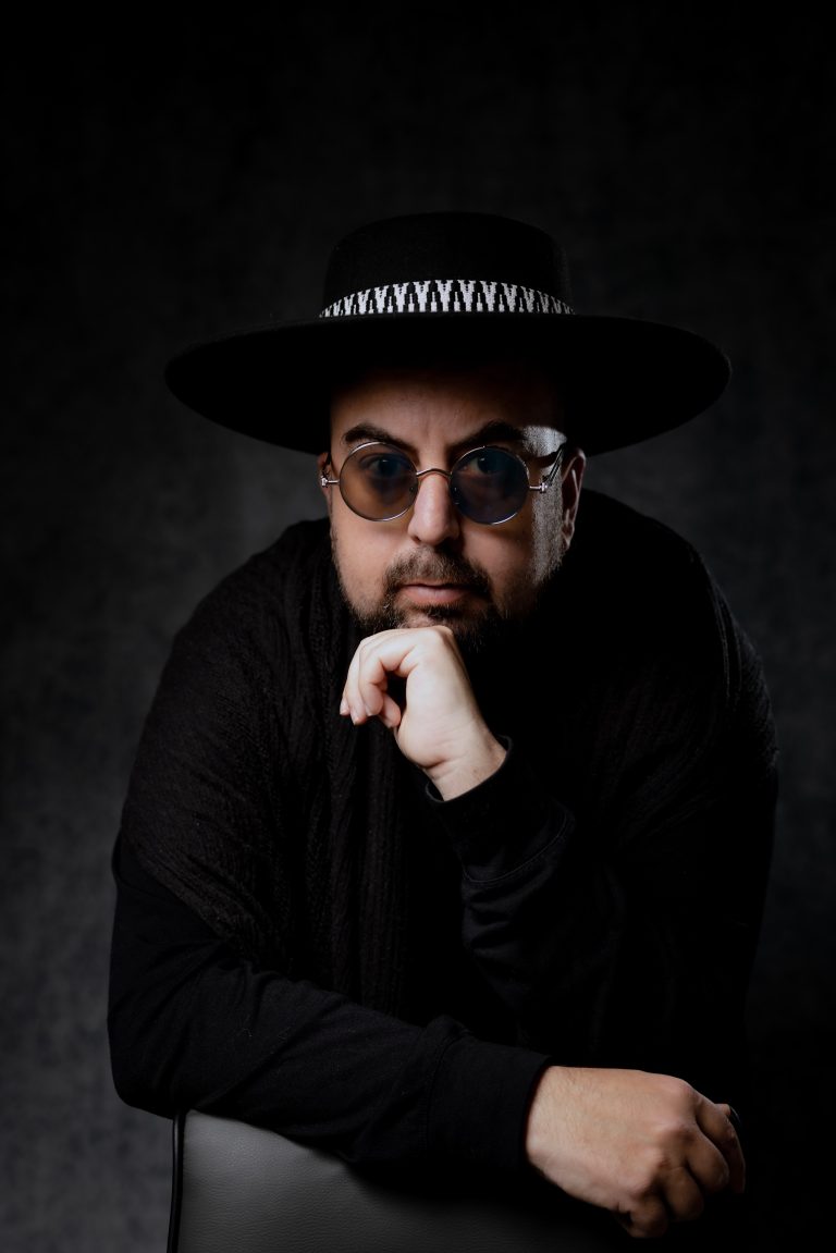 RONI IRON – GLASS ROOMS | Tο νέο άλμπουμ του Έλληνα παραγωγού κρύβει εκπλήξεις