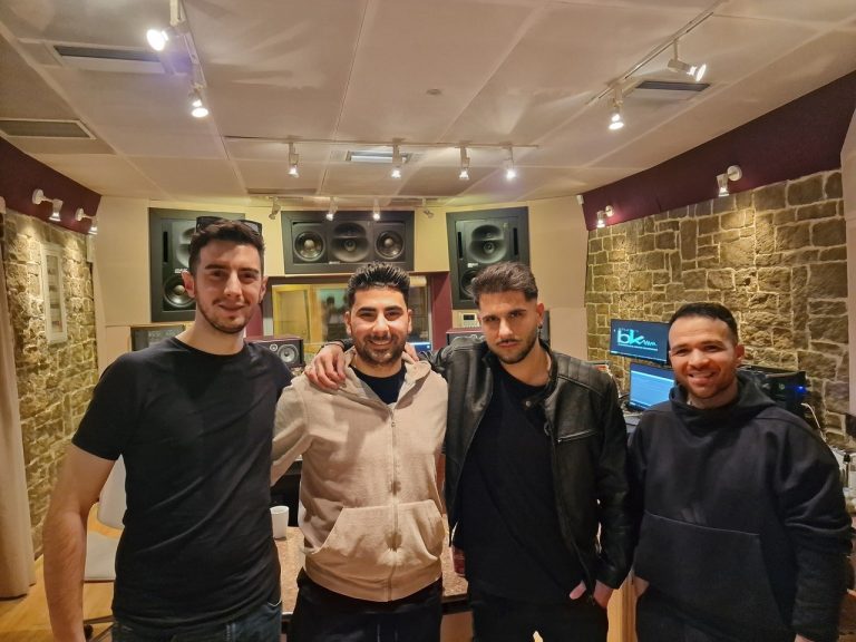 Στο στούντιο ηχογράφησης, βρίσκεται αυτές τις μέρες, ο Κωνσταντίνος Παντελίδης, ολοκληρώνοντας, το νέο του τραγούδι, με την υπογραφή του Παντελή Παντελίδη…