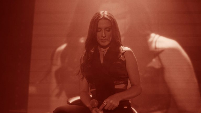 Ιουλία Καλλιμάνη : Μας παρουσιάζει το εκρηκτικό live music video του «Νταβατζή» που έγινε viral