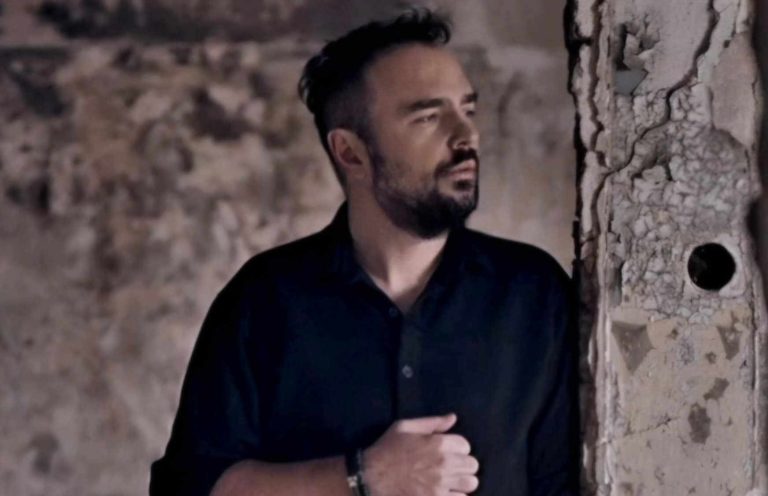 «Να σ’αγαπήσω» τραγουδά και εντυπωσιάζει ο Σπύρος Μακρής!