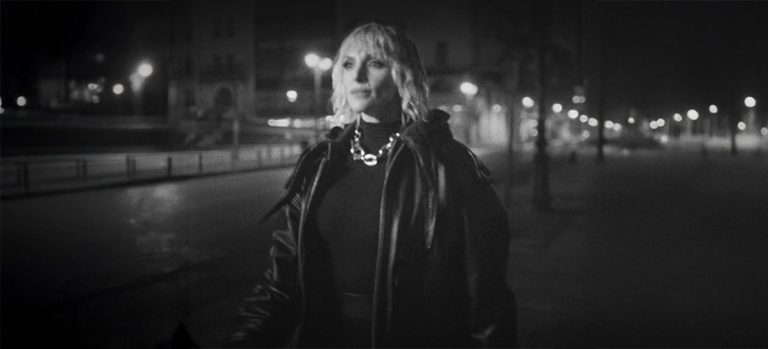 Η Ελεωνόρα Ζουγανέλη παρουσιάζει το νέο της single με τίτλο «Μόνη Κομπλέ»,