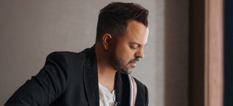 Στο «Unplugged 2» ο Νίκος Απέργης ερμηνεύει μερικές από τις προσωπικές του επιτυχίες και άλλα αγαπημένα τραγούδια