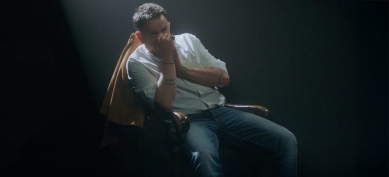 Ο Γιώργος Μαζωνάκης παρουσιάζει τη νέα του επιτυχία «Ανάσα» μέσα από ένα εντυπωσιακό music video.