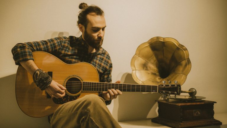 “Ο Θεός είναι γυναίκα” από τον Δημήτρη Μεσημέρη