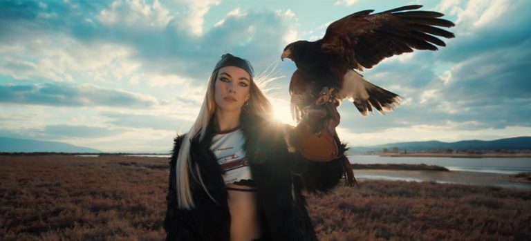 Η Emily συνεχίζει τη δισκογραφική πορεία της με το «Φεύγω»