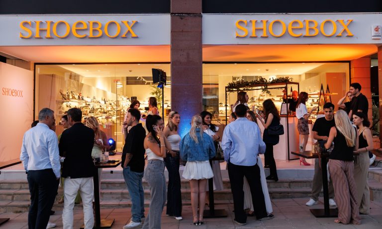 Σε ένα λαμπερό και άκρως ανοιξιάτικο κλίμα, το νέο κατάστημα Shoebox στη Σταυρού στη Λευκωσία