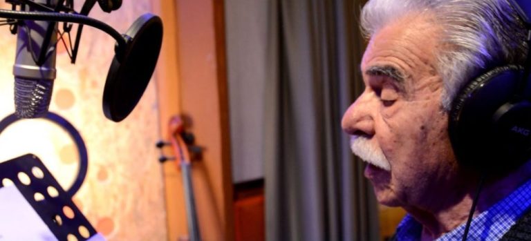 Ο Βασίλης Σκουλάς ερμηνεύει το «Χαμογέλα», ένα ιδιαίτερο τραγούδι με κρητικό ηχόχρωμα