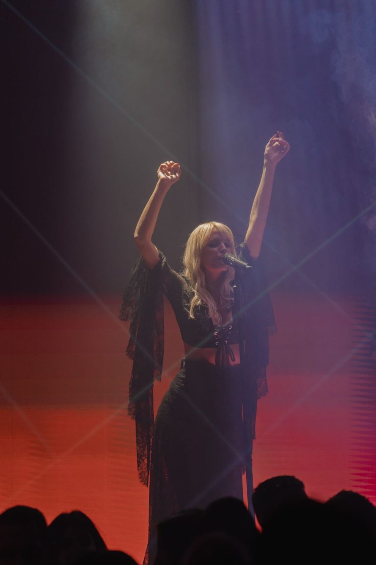 Η ΚΑΤΕΡΙΝΑ ΛΙΟΛΙΟΥ  ΣΥΝΑΡΠΑΖΕΙ ΜΕ ΤΙΣ ΕΜΦΑΝΙΣΕΙΣ ΚΑΙ ΤΑ ΑΚΥΚΛΟΦΟΡΗΤΑ ΤΡΑΓΟΥΔΙΑ ΤΗΣ!