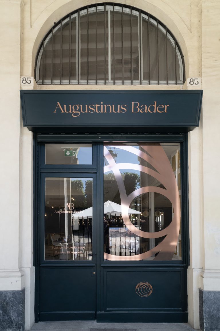 H μπουτίκ της Augustinus Bader στους κήπους του Palais-Royal στο Παρίσι ανοίγει ξανά με μόνιμο χώρο θεραπειών