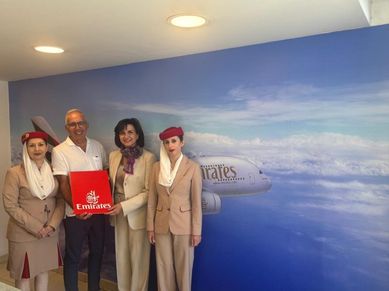 Η Emirates ανέδειξε τη μεγάλη νικήτρια του διαγωνισμού “Scan & Win” στο Cyprus Travel Expo 2025