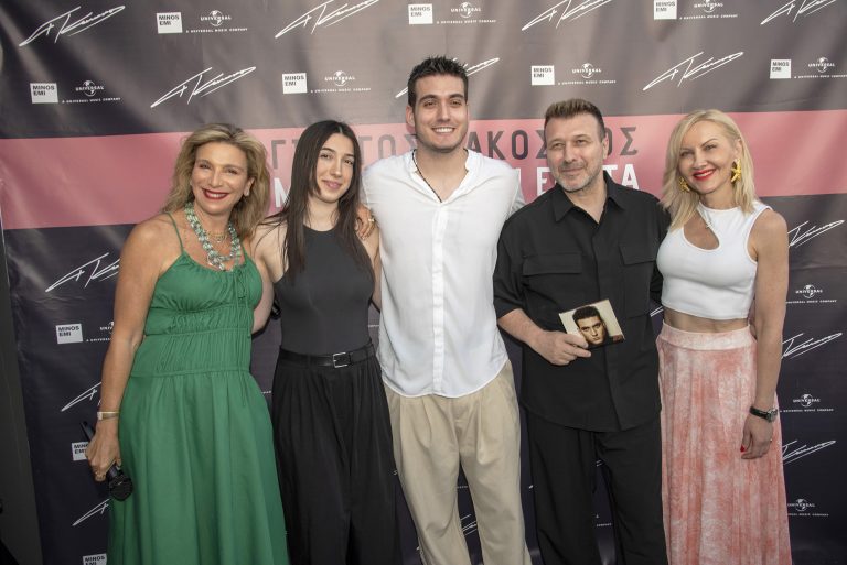 Γιώργος Κακοσαίος: Η οικογένειά του στο πλευρό του για την παρουσίαση του άλμπουμ του «Μάθε μου τον έρωτα»