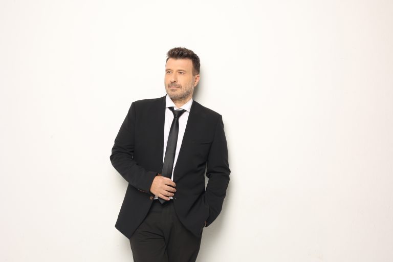 🎬 Γιάννης Πλούταρχος: Το νέο του video clip είναι γεμάτο χρώμα