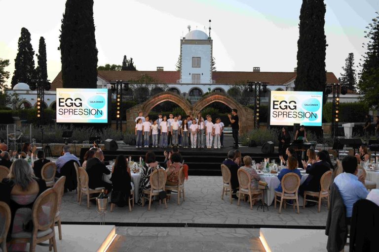 Με τα χρώματα της ελπίδας «ζωγράφισε» το Προεδρικό Μέγαρο η έκθεση Eggspression