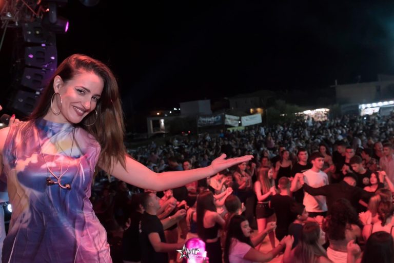 Ξένια Βέρρα: Ξεσηκώνει με το τραγούδι «Πήρε φωτιά η γειτονιά»!