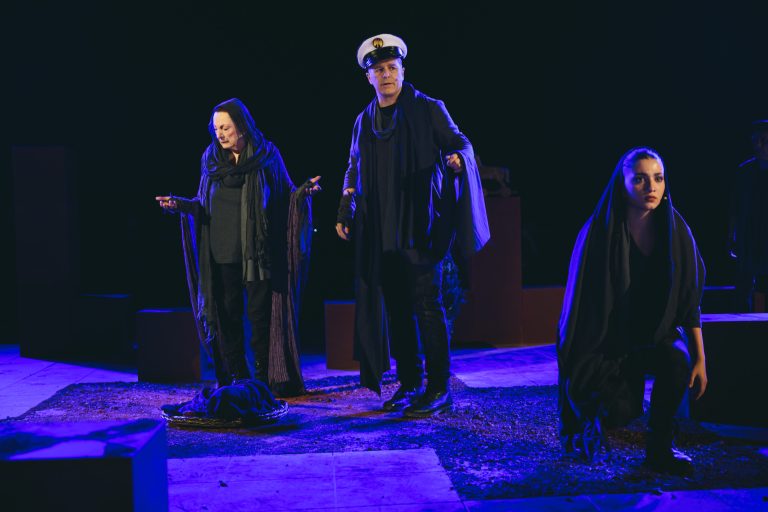 Χορικά Ύδατα σε κείμενο-σκηνοθεσία της Λίνας Νικολακοπούλου