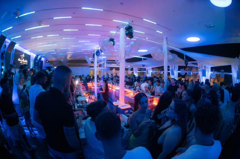 Το Blue Martini ανεβάζει τη διάθεση στη Λάρνακα και υπόσχεται καλοκαιρινές βραδιές γεμάτες ρυθμό