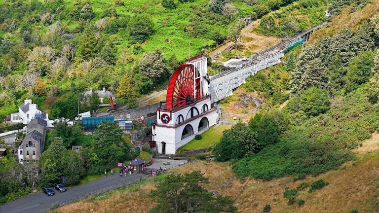 Με τον Ευτύχη Μπλέτσα:  Happy Traveller στη Νήσο Μαν Το Σάββατο 12/7 στις 17:40 στο ΣΙΓΜΑ