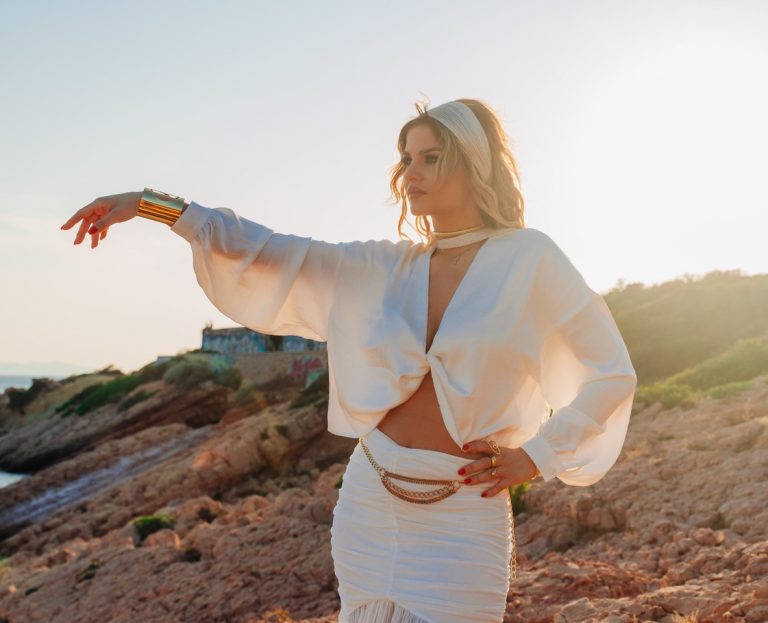 Με ένα up tempo ελληνοαλβανικό μουσικό «πάντρεμα», επιστρέφει δισκογραφικά η Τζωρτζίνα Νικάκη, και με το «Τι Τρέχει», ανεβάζει το «θερμόμετρο» του ρυθμού!