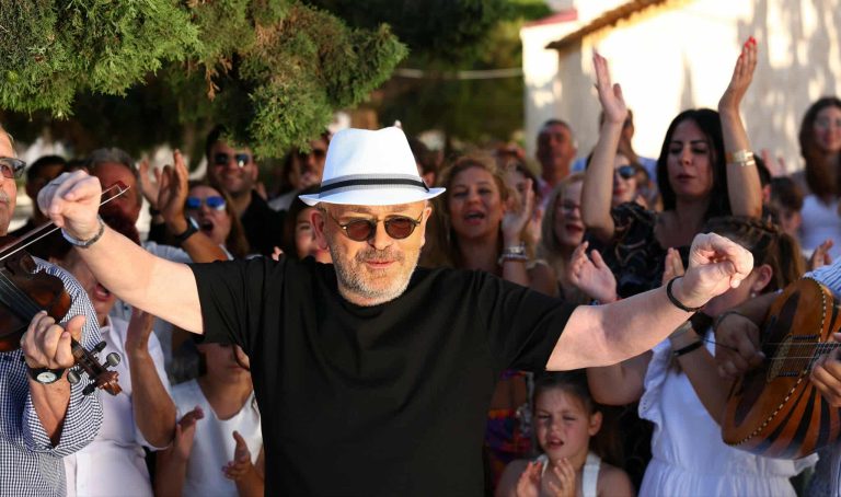 «Πάμε στους δικούς σου»: Ο Σταμάτης Γονίδης παρουσιάζει τη χορευτική επιτυχία της χρονιάς!