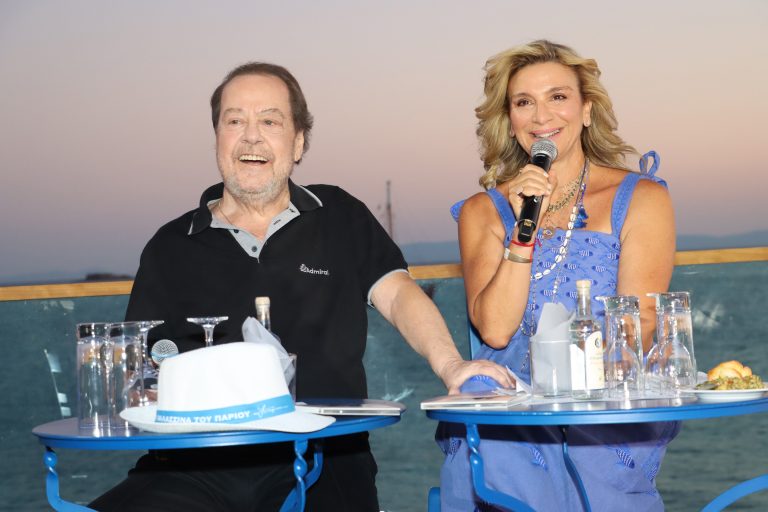 Γιάννης Πάριος: Το θαλασσινό γλέντι του στην Αθηναϊκή Ριβιέρα ήταν γεμάτο μελωδίες, χορό και ελληνικό χρώμα