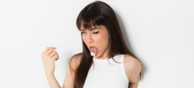 Η Νικόλ Σαραβάκου παρουσιάζει το νέο single «Και Ξενέρωνα»