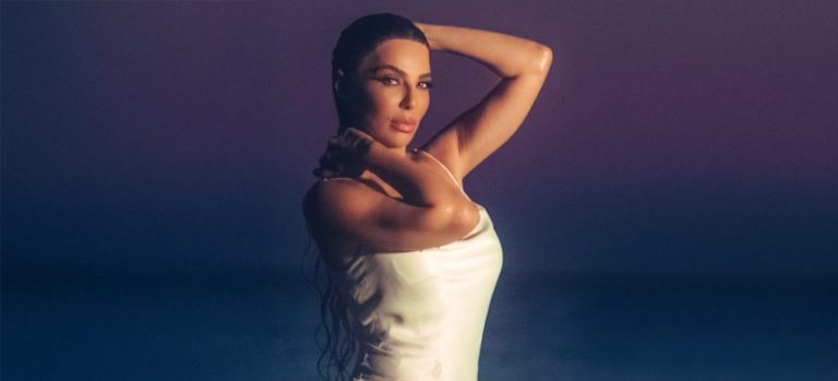 Η μοναδική Κέλλυ Κελεκίδου ντύνει με εικόνα τη νέα viral επιτυχία της «Μ’ Αγαπάς, Σ’ Αγαπώ» που κυκλοφορεί από την Panik Platinum.