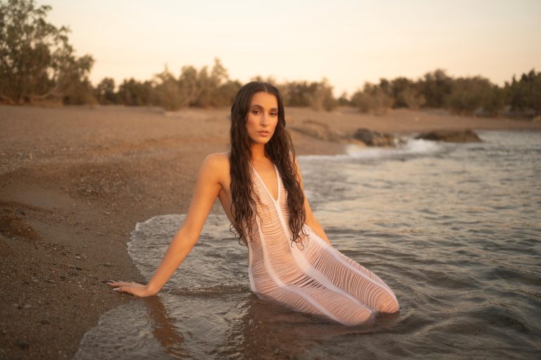 H Evangelia στην αυλή του σπιτιού της γιαγιάς της στην Κρήτη για το Πεπρωμένο Deluxe