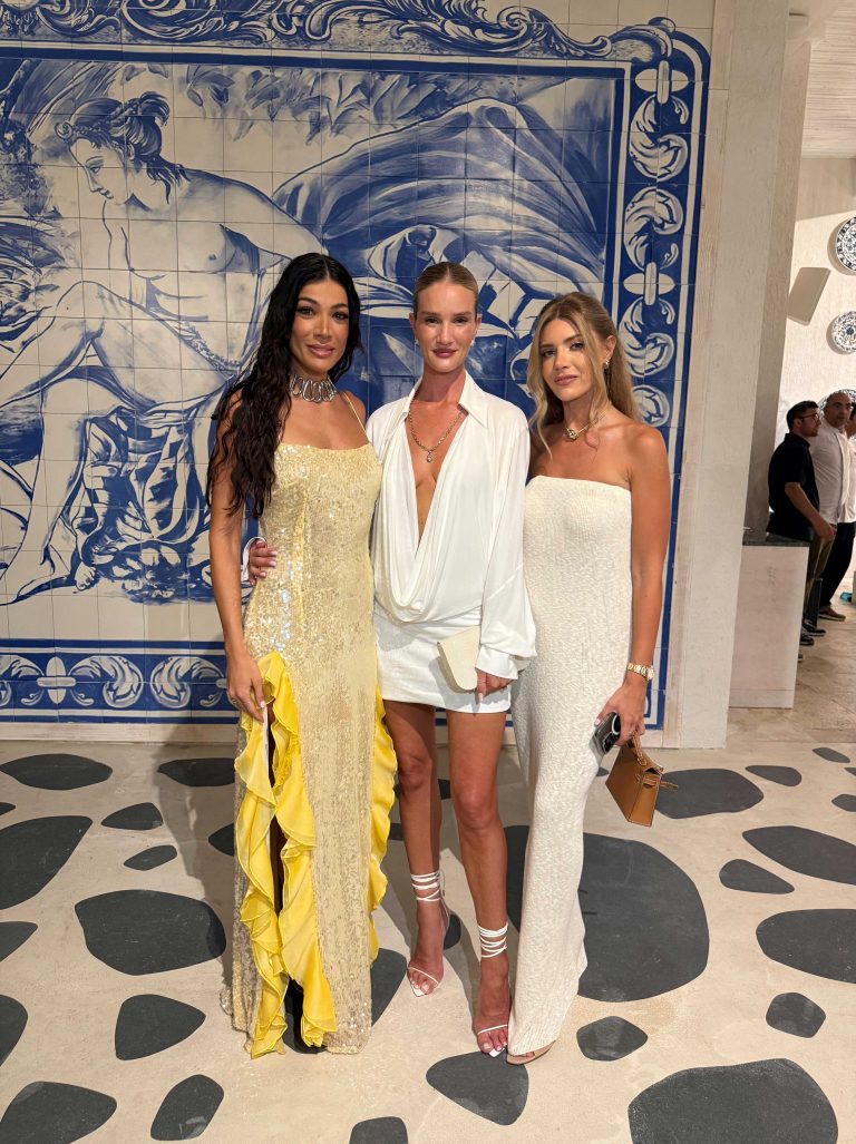 Η Ήβη Αδάμου ποζάρει με το αγγελάκι της Victoria’s Secret Rosie Huntington-Whiteley