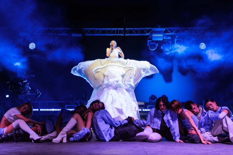 Το οπτικοακουστικό υπερθέαμα της Τάμτα στο ΚΠΙΣΝ ήταν κάτι παραπάνω από live pop εμπειρία