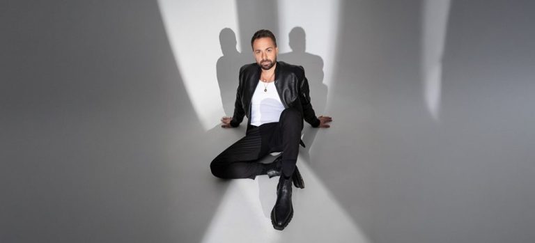 Ο Ηλίας Βρεττός παρουσιάζει με τον δικό του μοναδικό τρόπο ένα από τα πιο αγαπημένα τραγούδια, το «Τα ‘Χω Βρει Με Τον Εαυτό Μου»,