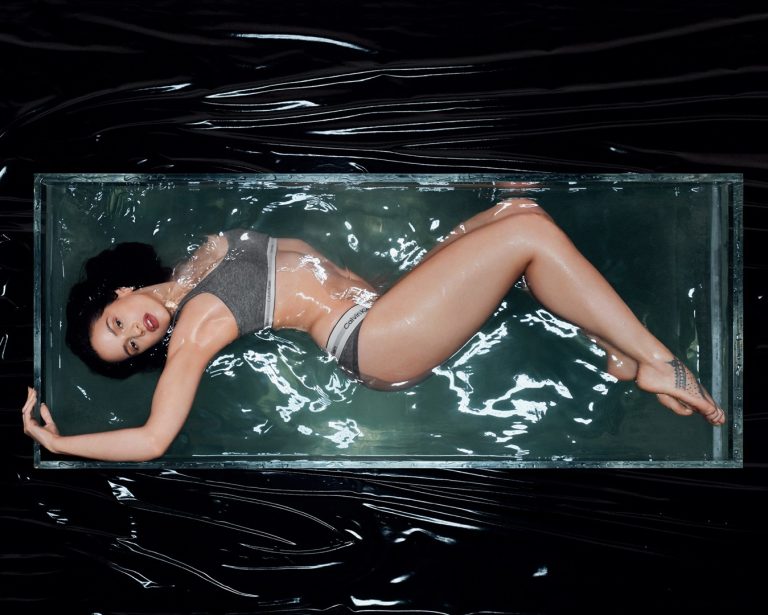 Η Calvin Klein παρουσιάζει τη νέα καμπάνια εσωρούχων για το Φθινόπωρο 2025 με πρωταγωνίστρια τη ROSALÍA
