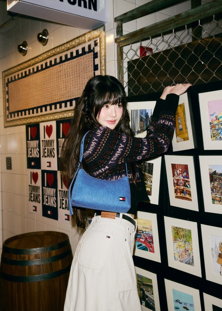 Η TOMMY HILFIGER ΓΙΟΡΤΑΖΕΙ ΕΝΑ ΝΕΟ ΚΕΦΑΛΑΙΟ ΜΕ ΤΗΝ BRAND AMBASSADOR JANG WON YOUNG ΣΤΗΝ ΦΘΙΝΟΠΩΡΙΝΗ ΚΑΜΠΑΝΙΑ TOMMY JEANS 2025