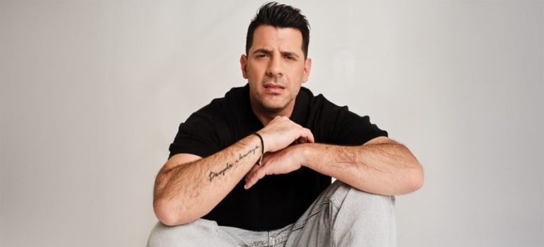 Ο Θοδωρής Φέρρης μας βάζει για ακόμα φορά στα πιο ερωτικά μονοπάτια με το music video της νέας του μεγάλης επιτυχίας «Όνειρο Θα ‘Ναι Ξανά (Κούνια)