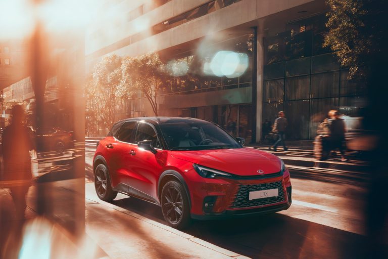 LBX Vibrant Edition. Περισσότερες επιλογές για το premium SUV της Lexus