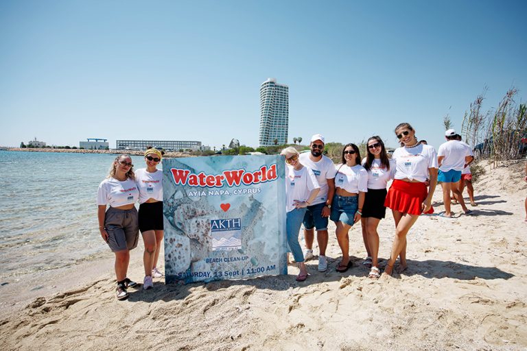 Το WaterWorld Waterpark στην Αγία Νάπα και η ΑΚΤΗ, ένωσαν δυνάμεις για τον καθαρισμό της παραλίας Ζιάτζι